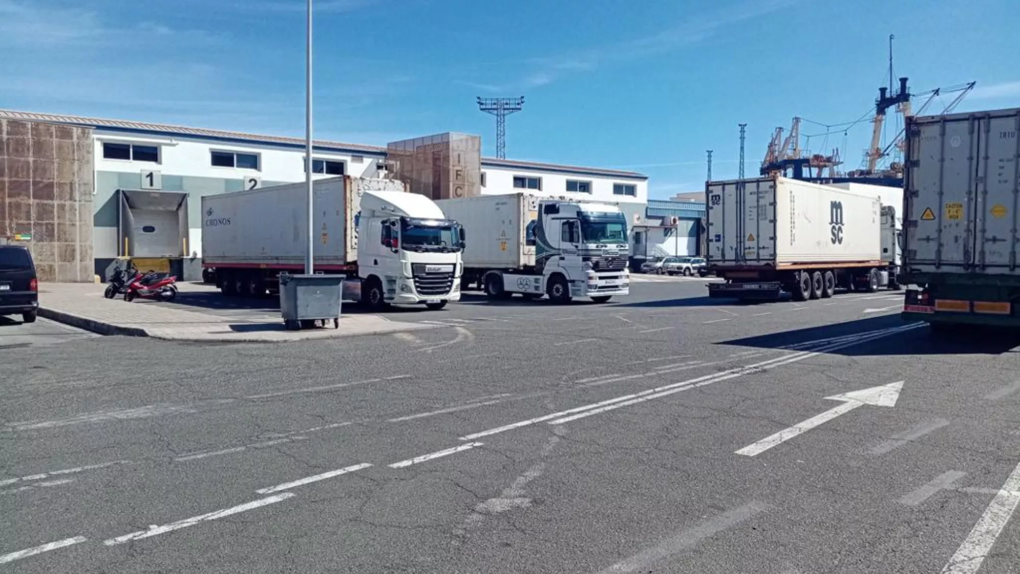 Los transportistas canarios anuncian protestas por pago del combustible profesional. En la imagen, camiones en el puesto fronterizo del Puerto de Las Palmas. / FET