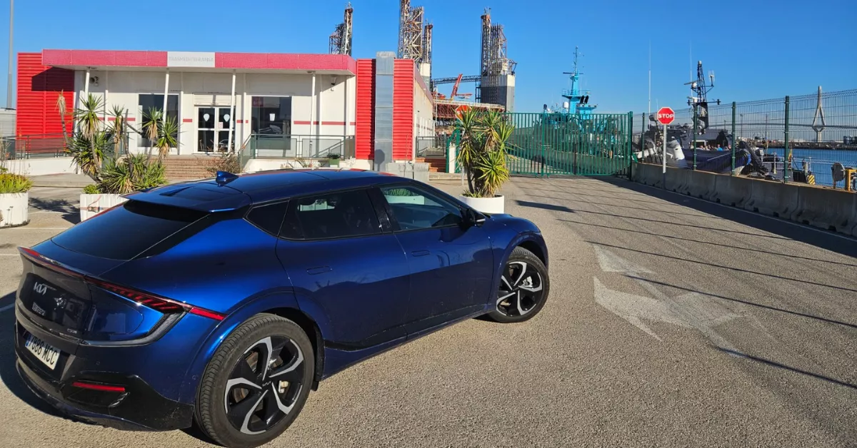 El KIA EV6 del guardia civil Emilio López en el puerto de Cádiz, el coche eléctrico que Naviera Armas no ha dejado subir al barco Ciudad de Valencia./ CEDIDA