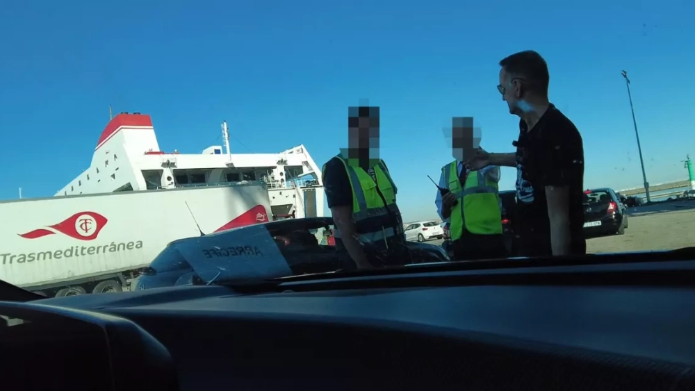 Dos operarios de Naviera Armas deniegan el acceso al barco Ciudad de Valencia al guardia civil Emilio López por tener un vehículo eléctrico./ CEDIDA