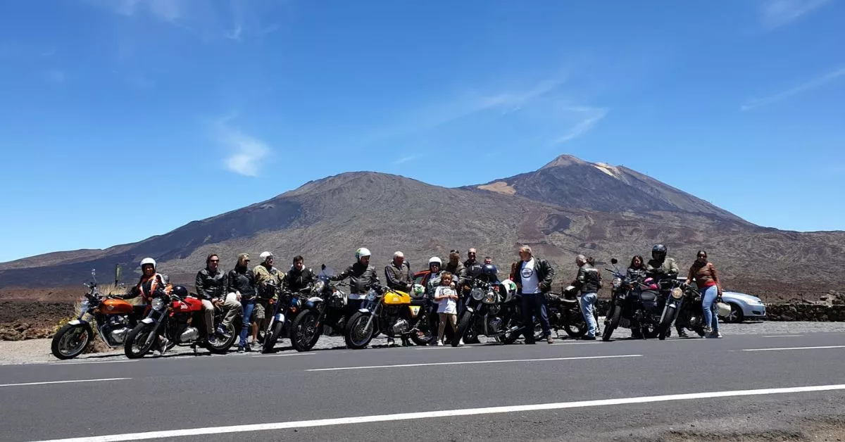 Un grupo de moteros en el Teide / MÁS QUE MOTOS TENERIFE