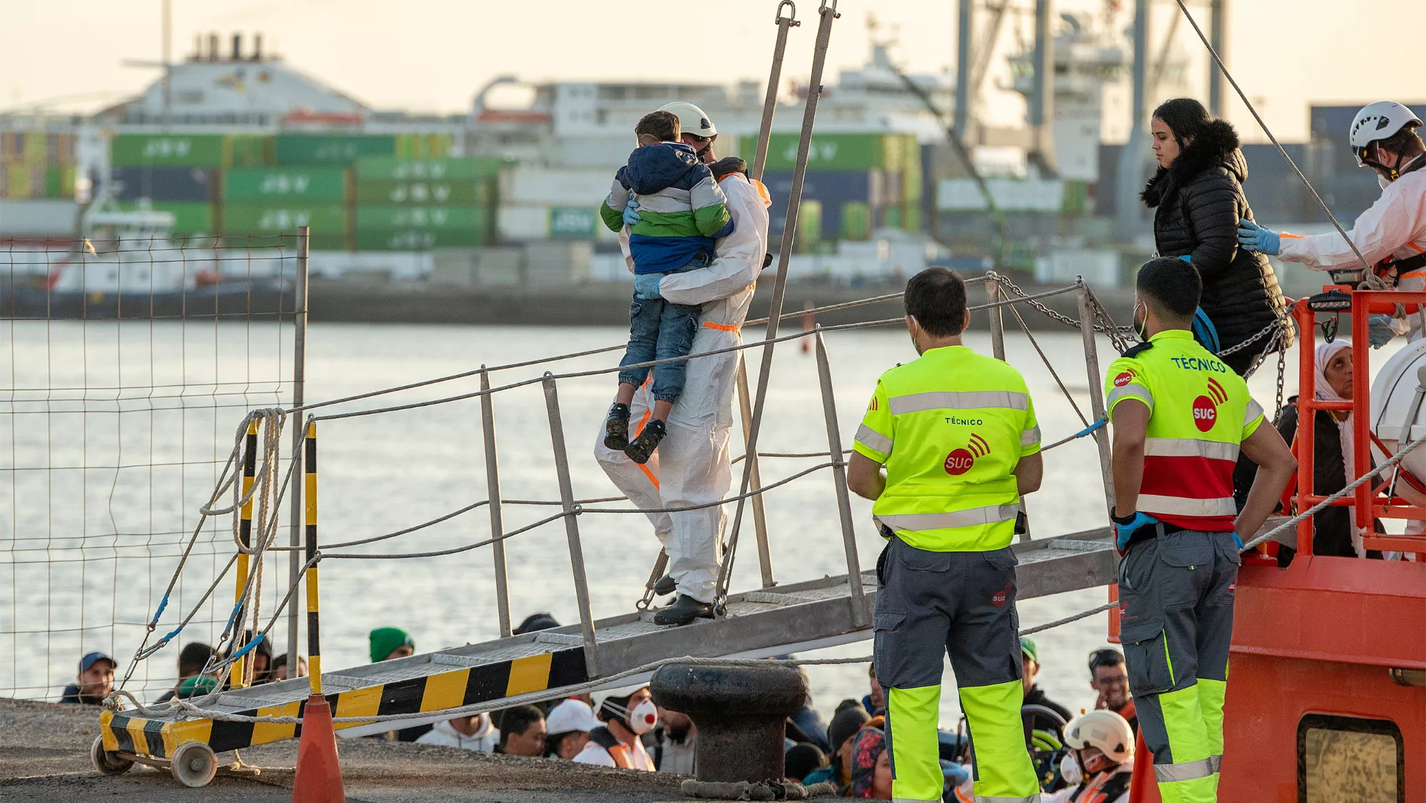 Un menor migrante que ha sido rescatado de una de las embarcaciones / EFE - ADRIEL PERDOMO