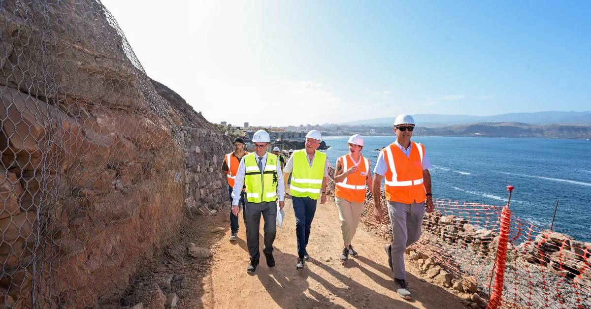 Las siete obras que investiga el juez del ‘caso Valka’ en Las Palmas: ninguna es la MetroGuagua. En la imagen, visita institucional a los trabajos en la obra de acceso a El Confital. / AH