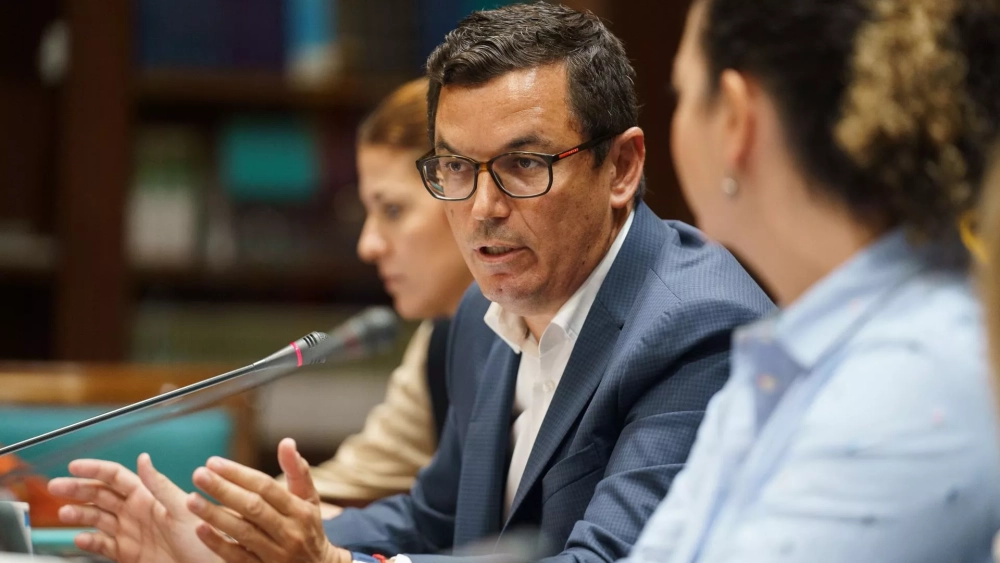 El consejero de Obras Públicas, Vivienda y Movilidad del Gobierno de Canarias, Pablo Rodríguez, respondió este miércoles en comisión parlamentaria a preguntas de los grupos políticos relacionadas con su área. EFE/Ramón de la Rocha El consejero de Obras Públicas, Vivienda y Movilidad del Gobierno de Canarias, Pablo Rodríguez, respondió este miércoles en comisión parlamentaria a preguntas de los grupos políticos relacionadas con su área. EFE/Ramón de la Rocha