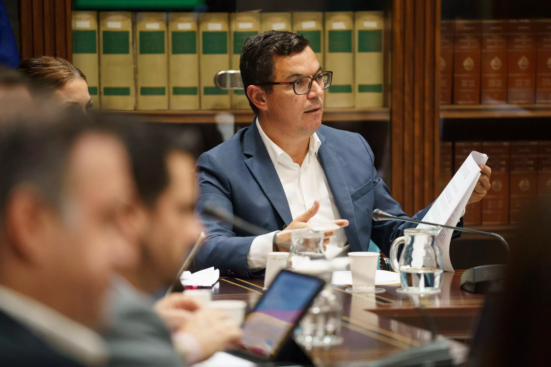  El consejero de Obras Públicas, Vivienda y Movilidad del Gobierno de Canarias, Pablo Rodríguez, respondió este miércoles en comisión parlamentaria a preguntas de los grupos políticos relacionadas con su área. EFE/Ramón de la Rocha