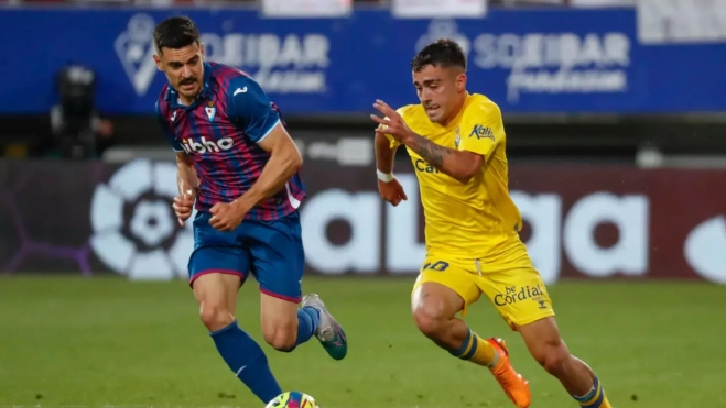 Foto de archivo del jugador de la UD Las Palmas Alberto Moleiro (d) durante un partido contra el Éibar / EFE - JUAN HERRERO Foto de archivo del jugador de la UD Las Palmas Alberto Moleiro (d) durante un partido contra el Éibar / EFE - JUAN HERRERO