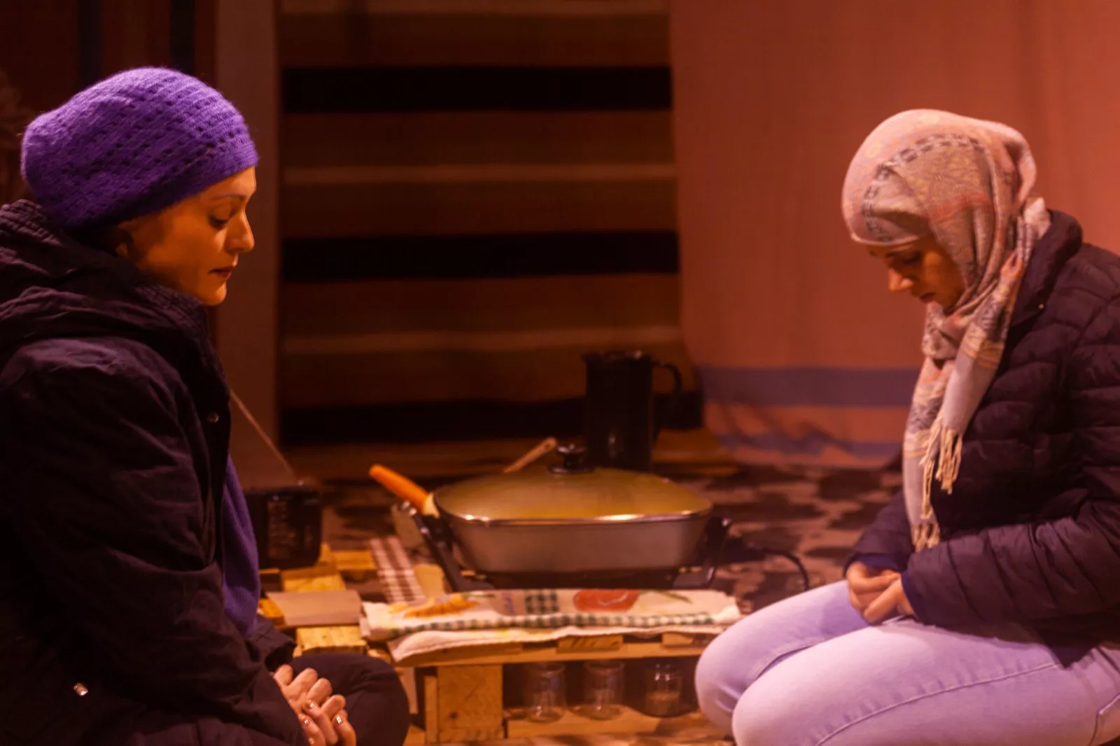 Las actrices Andrea Zoghbi y Marta Viera en el montaje Moria. / CABILDO DE GRAN CANARIA