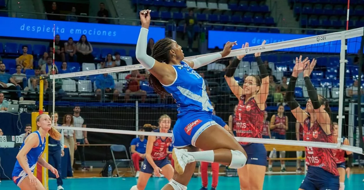 Linda Costa carga un remate en la red del Santiago Martín ante la defensa del Estrella Roja de Belgrado./ CV HARIS. 