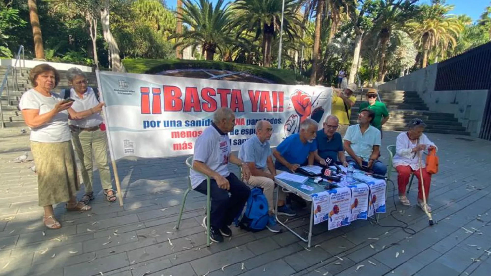 Grupo de Luchas Sociales por Tenerife y otros colectivos durante la rueda de prensa sobre la manifestación. / ATLÁNTICO HOY - ALBA MARICHAL