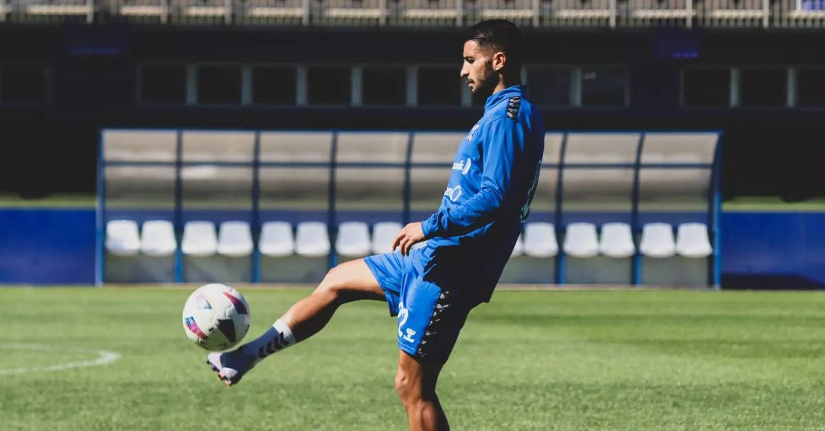 Jérémy Mellot durante un entrenamiento de esta semana tras cumplir cien partidos como jugador blanquiazul./ CD TENERIFE.