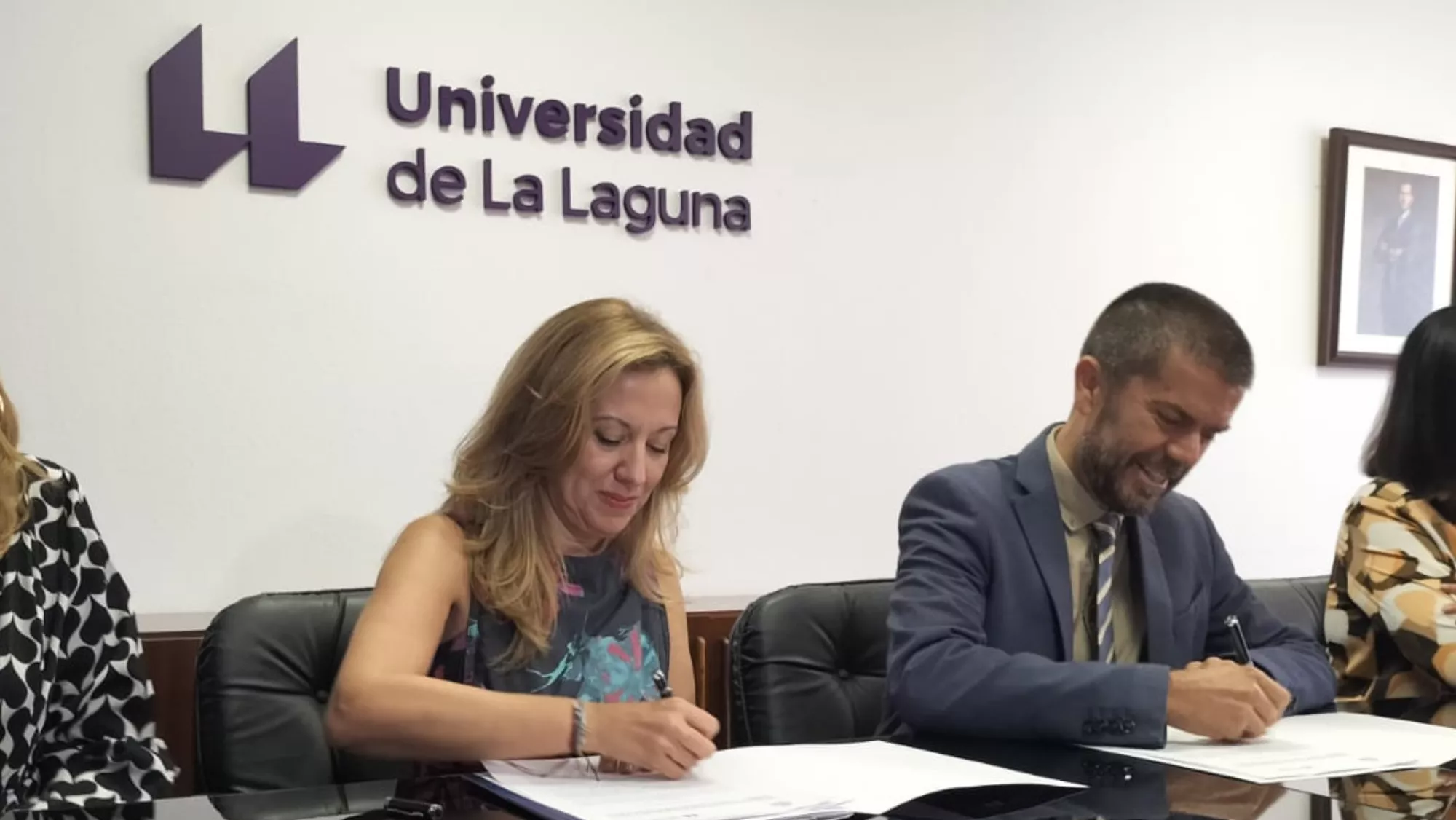 La presidenta del Cabildo de Tenerife, Rosa Dávila, y el rector de la ULL, Francisco Javier García, firman el protocolo conjunto por la movilidad en Tenerife./ ÁLVARO OLIVER - AH