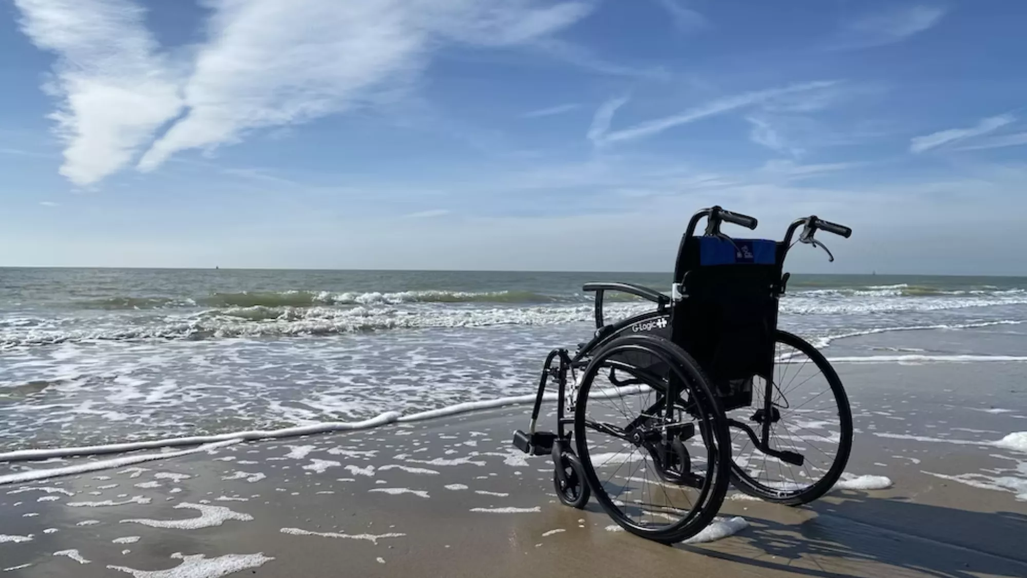 Imagen de una silla de ruedas en la orilla del mar / UNSPLASH
