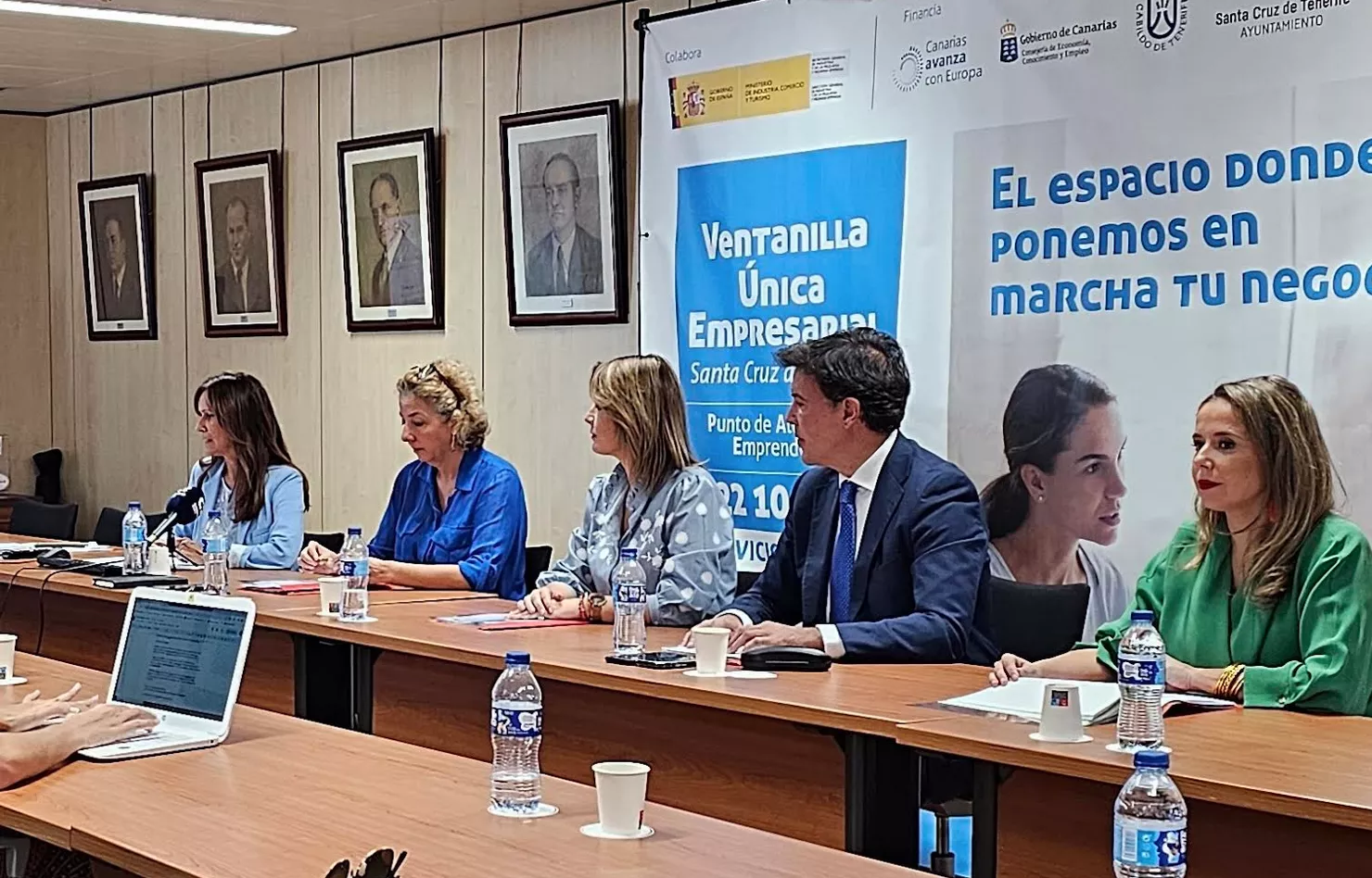La coordinadora del servicio PAE-VUE, Leonor Herrera y la directora general de la Cámara de Comercio de Santa Cruz Tenerife, Lola Pérez, presentan junto a las administraciones los datos de la Ventanilla Única./ 