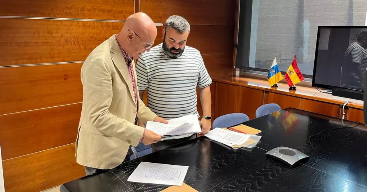 El diputado del Común, Rafael Yanes, recibe las firmas de queja de los vecinos de Guamasa de mano del presidente de la Asociación de Vecinos Guamasa, Jonay Lutzardo / AH / BELA CABRERA