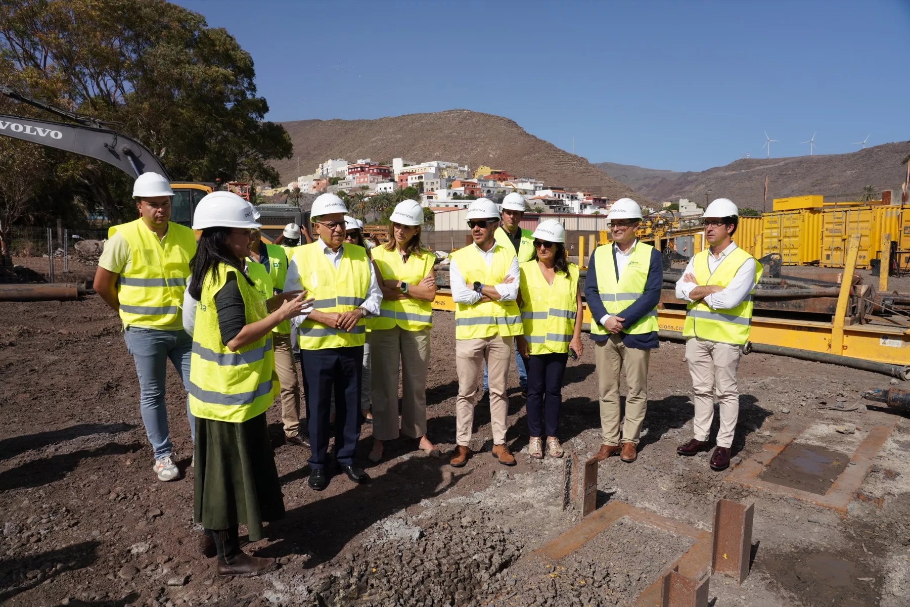 Vista del presidente del Cabildo de La Gomera, Casimiro Curbelo, y el consejero de Transición Ecológica, Mariano H. Zapata, durante su visita a las obras de la interconexión eléctrica entre La Gomera y Tenerife. / CABILDO DE TENERIFE Vista del presidente del Cabildo de La Gomera, Casimiro Curbelo, y el consejero de Transición Ecológica, Mariano H. Zapata, durante su visita a las obras de la interconexión eléctrica entre La Gomera y Tenerife. / CABILDO DE TENERIFE