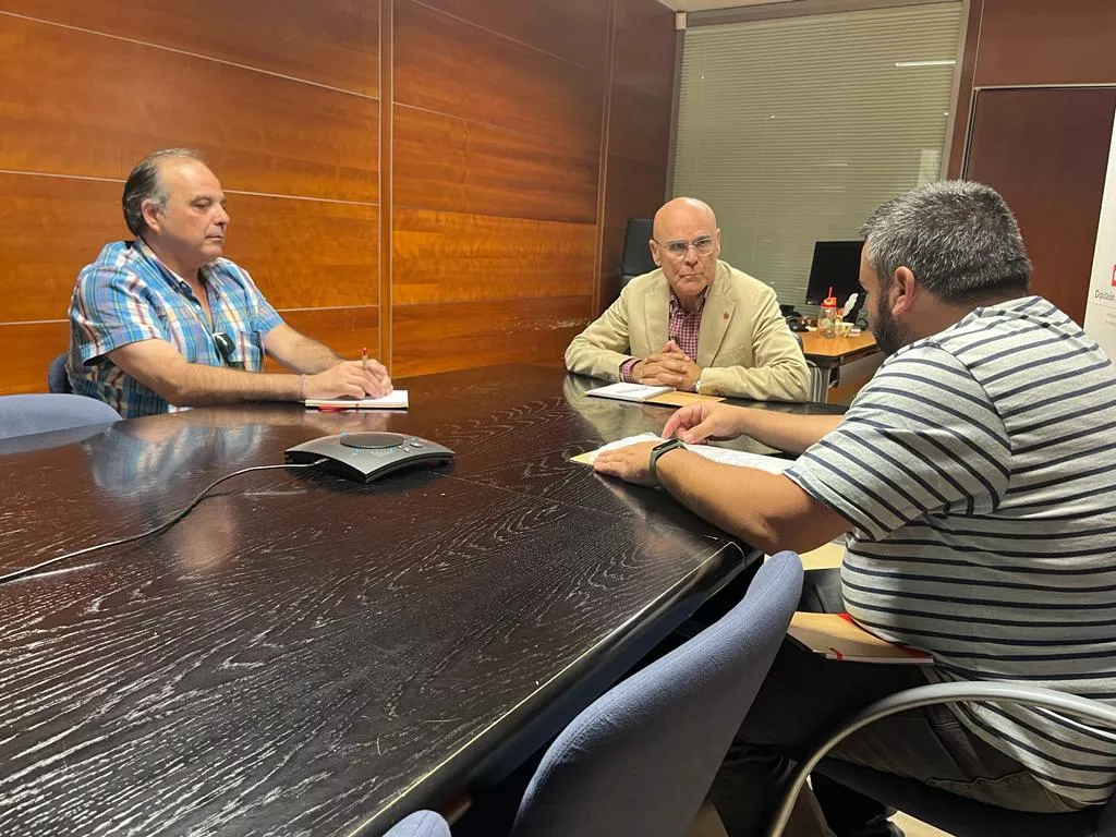 Alejandro Arrate, secretario de la Asociación de Vecinos Guamasa (i), Jonay Lutzardo, presidente de la misma (d), se reúnen con el diputado del común, Rafael Yanes (c) / AH / BELA CABRERA