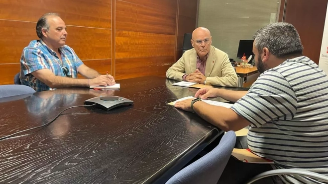 Alejandro Arrate, secretario de la Asociación de Vecinos Guamasa (i), Jonay Lutzardo, presidente de la misma (d), se reúnen con el diputado del común, Rafael Yanes (c) / AH / BELA CABRERA Alejandro Arrate, secretario de la Asociación de Vecinos Guamasa (i), Jonay Lutzardo, presidente de la misma (d), se reúnen con el diputado del común, Rafael Yanes (c) / AH / BELA CABRERA