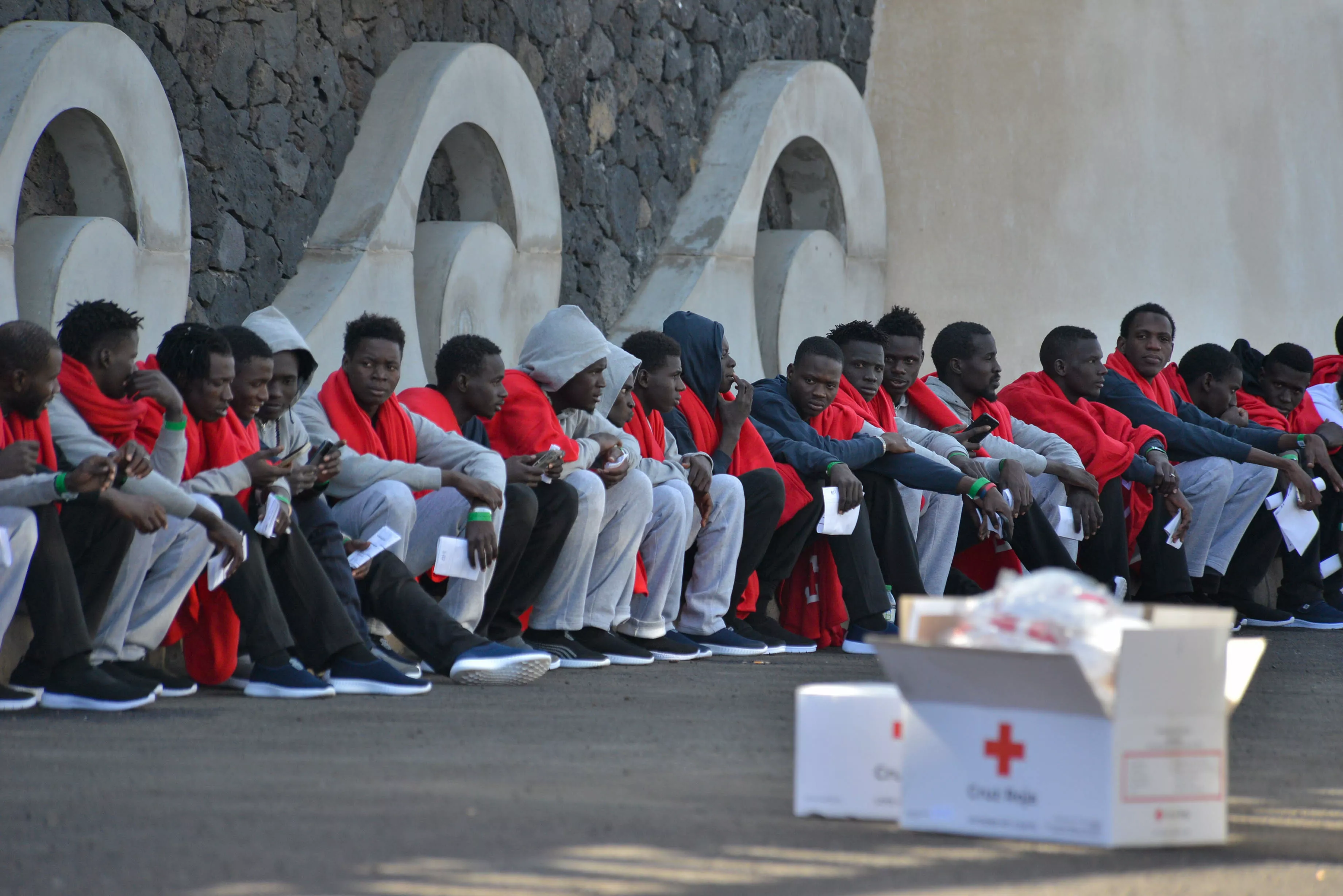Grupo de personas llegadas a El Hierro. / EFE