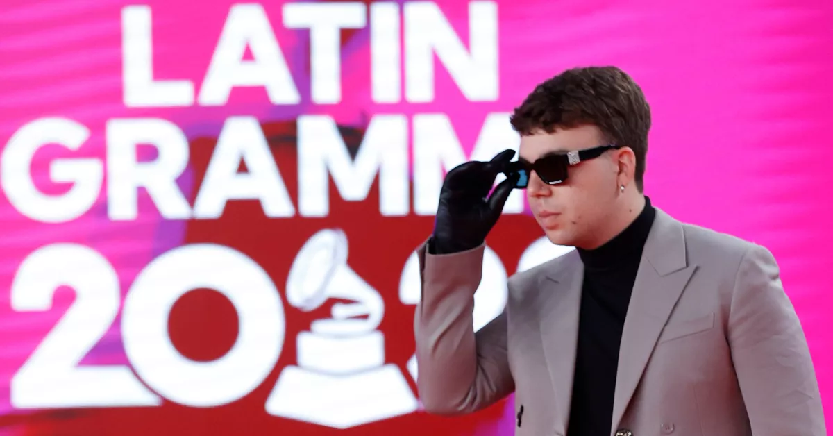 El artista canario recogió su premio de los Latin Grammy en Sevilla / EFE - JORGE ZAPATA