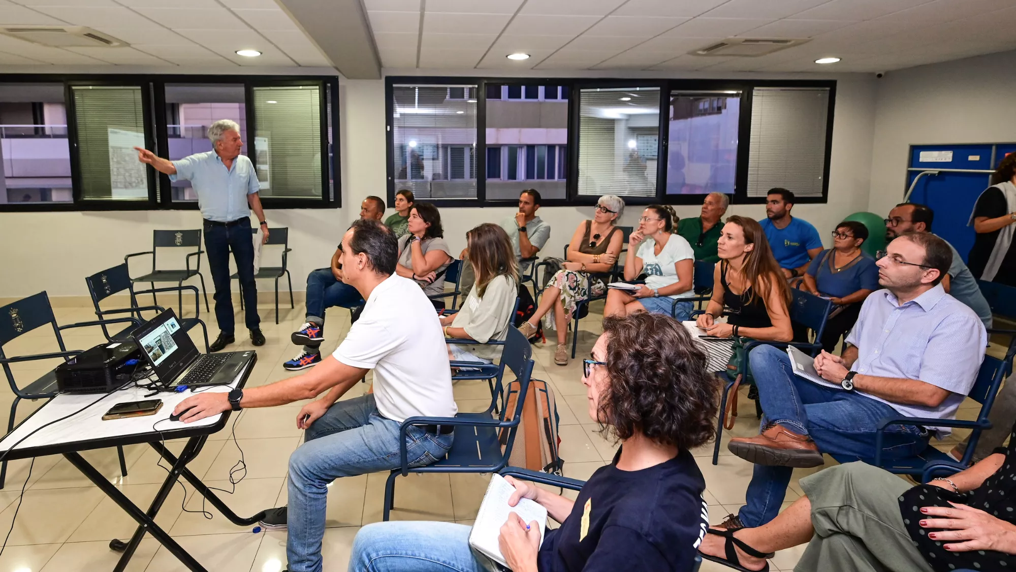El concejal de Turismo y Ciudad de Mar, Pedro Quevedo, presenta el plan de actuación municipal en Las Canteras / AYUNTAMIENTO DE LAS PALMAS DE GRAN CANARIA