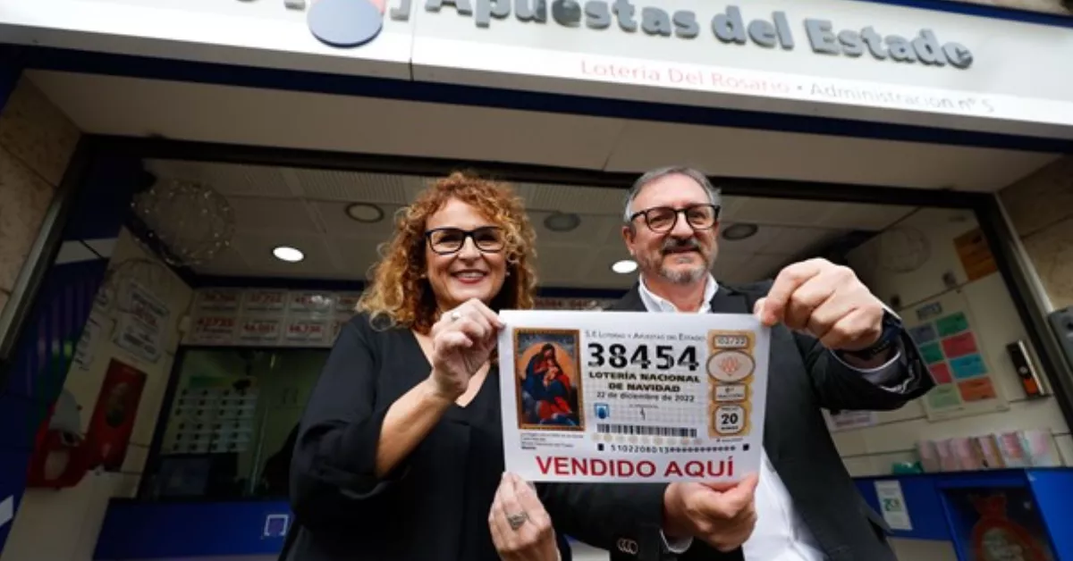 Imagen de dos personas celebrando el premio de la Lotería de Navidad / JAVIER CEBOLLADA - EFE