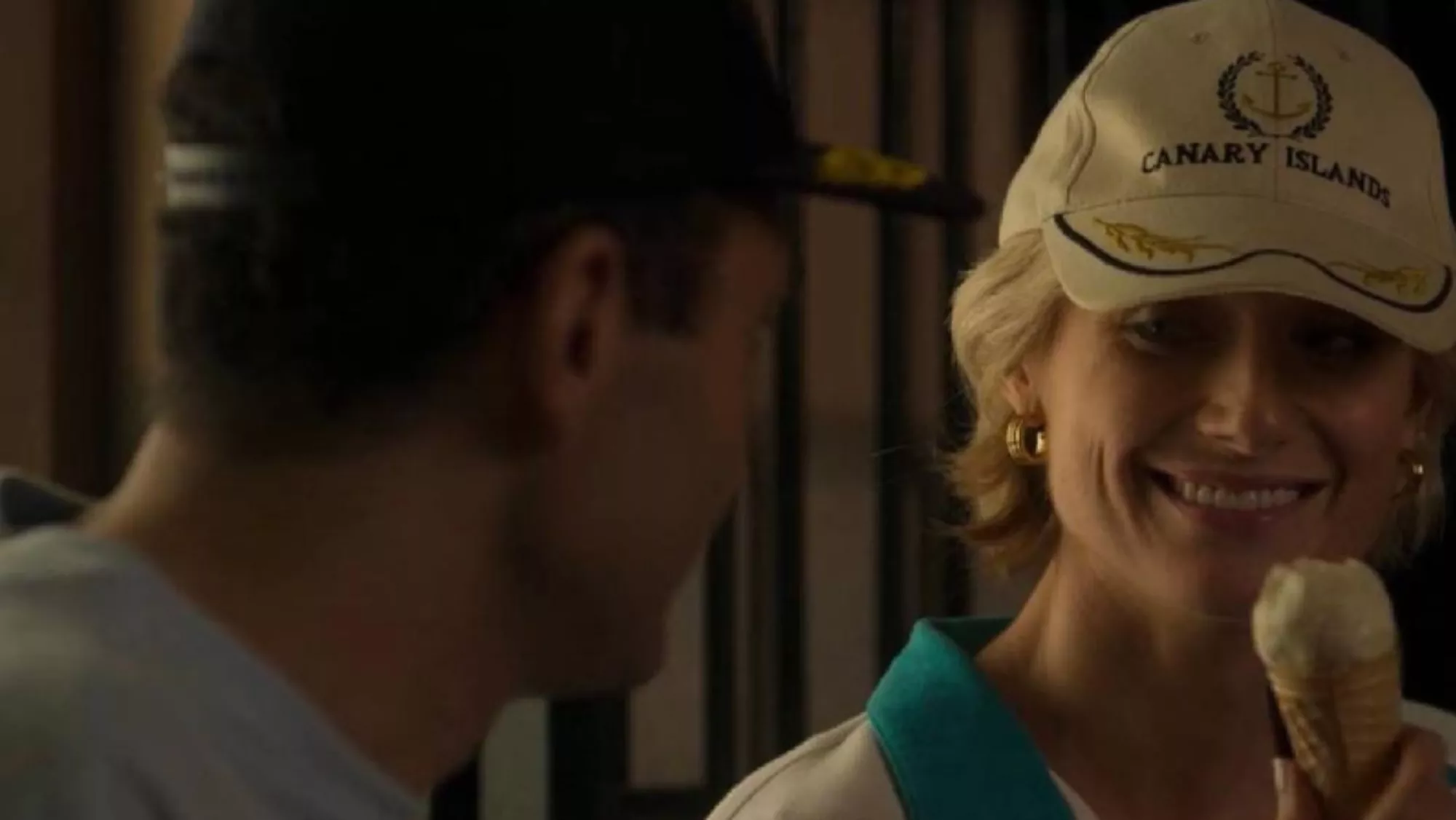 Imagen de la gorra que porta Diana en la serie The Crown / NETFLIX