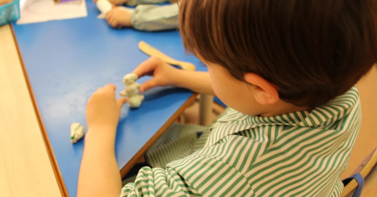 Un alumno menor de tres años en un aula./ ARCHIVO