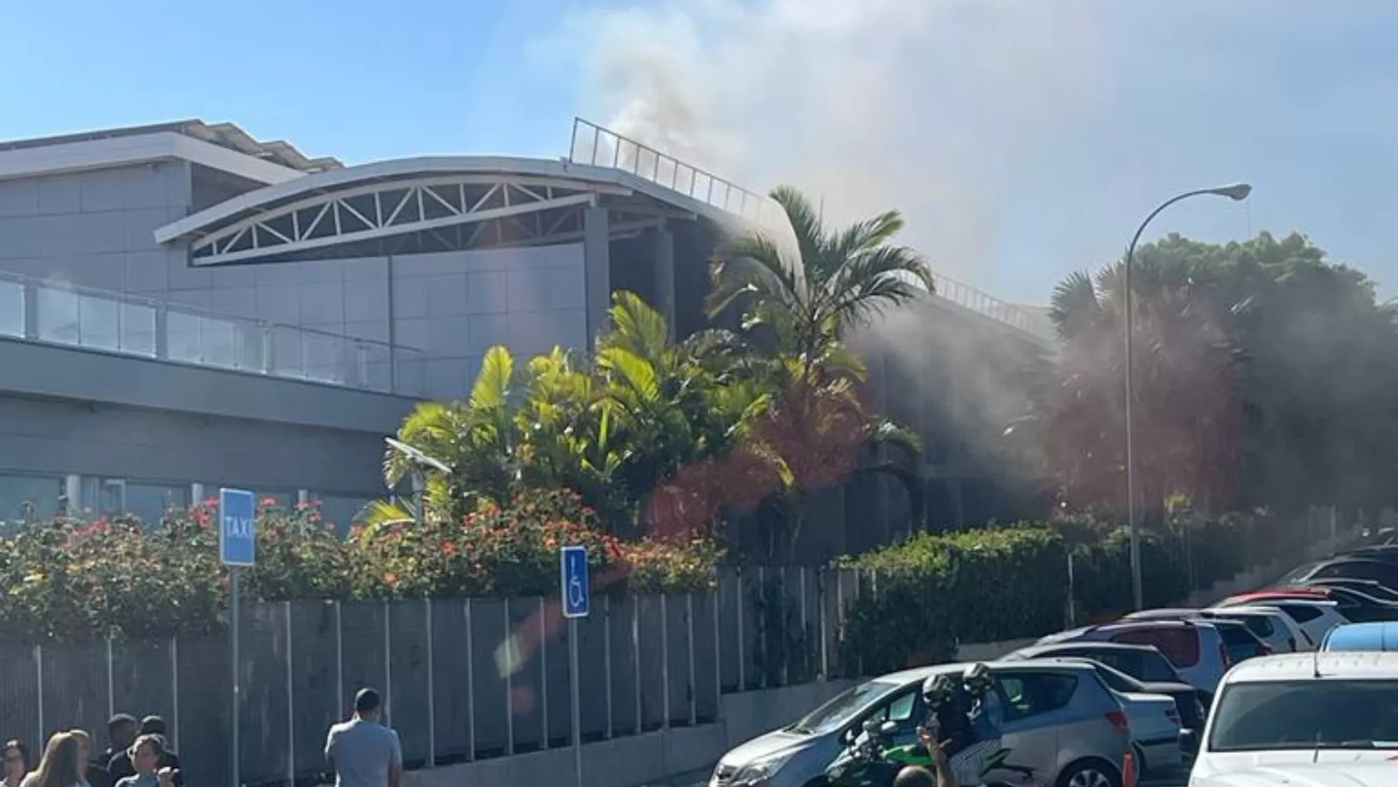 Incendio en el crematorio de San Miguel, en Las Palmas de Gran Canaria. / BOMBEROS DE LAS PALMAS