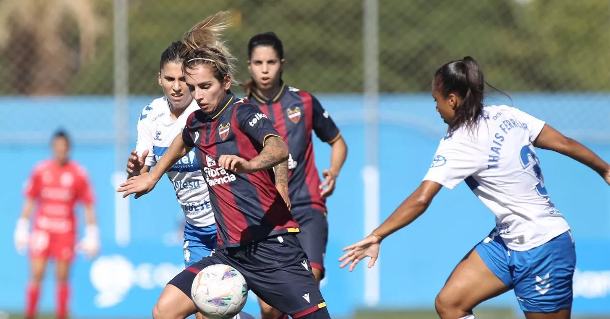 Andonova, la autora del centro que desembocó en gol de Alba Redondo, pugna con Natalia Ramos y Thaís Ferreira./ LEVANTE UD.