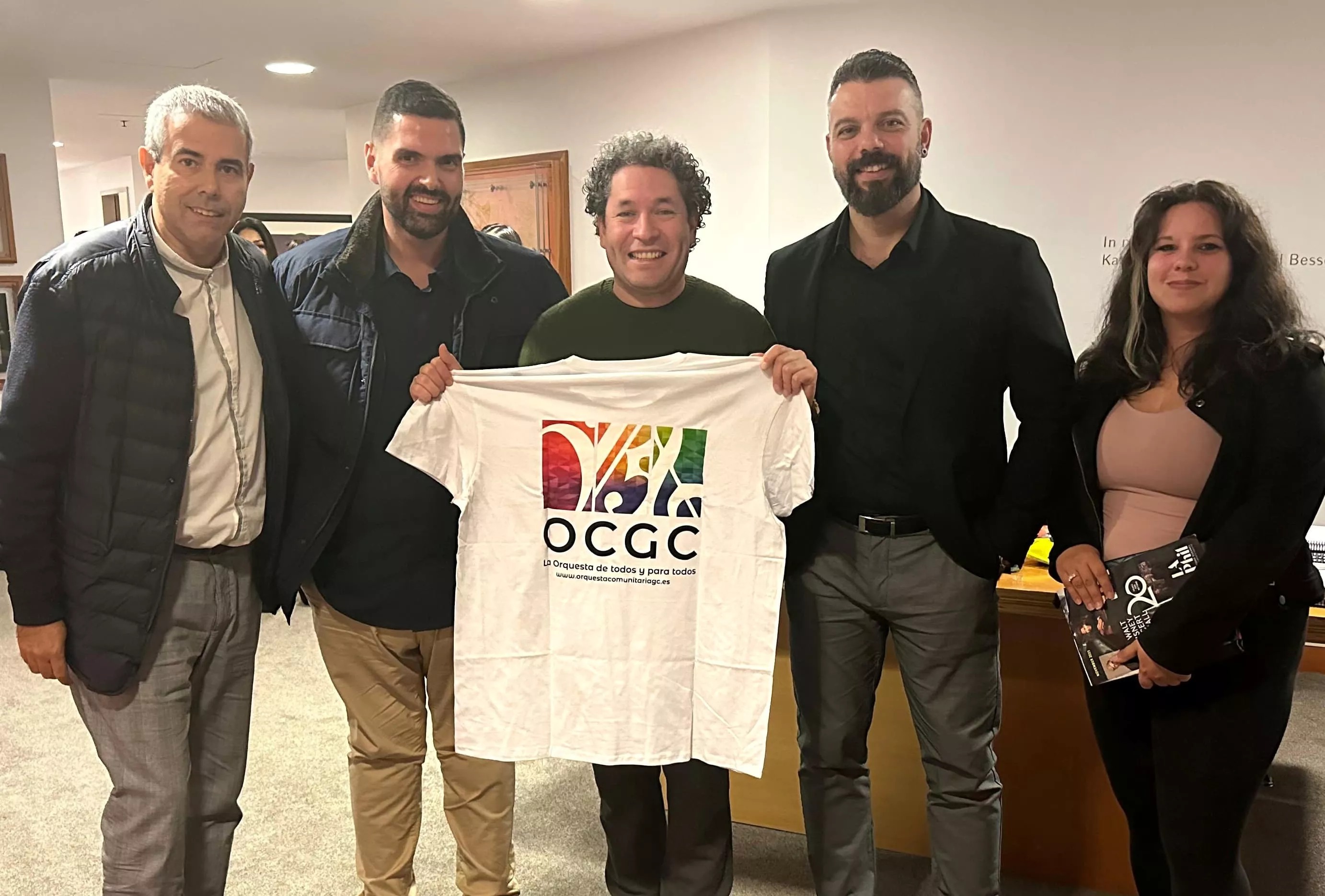 Miembros de la Orquesta Comunitaria de Gran Canaria con el director Gustavo Dudamel. / CEDIDA Miembros de la Orquesta Comunitaria de Gran Canaria con el director Gustavo Dudamel. / CEDIDA