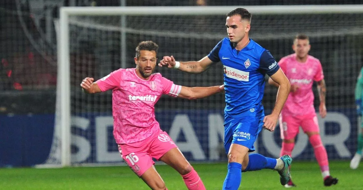Aitor Sanz completó todo el partido como mediocentro en la derrota por 2-0 del Tenerife en Lezama ante el Amorebieta./ CD TENERIFE.