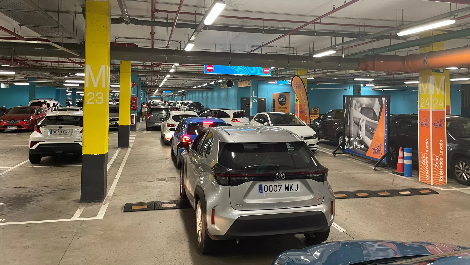 En la imagen, varios vehículos atrapados en el caos navideño del CC Alisios. / AH En la imagen, varios vehículos atrapados en el caos navideño del CC Alisios. / AH