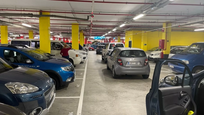 Coches esperando a poder salir este sábado del Centro Comercial Alisios / AH