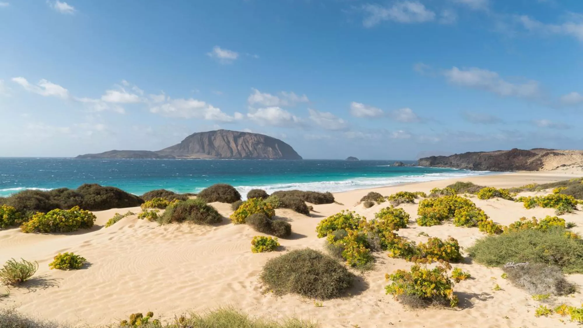 Cerca de Pedro Barba se ubica la Playa de Las Conchas, en La Graciosa, con vistas al islote de Montaña Clara./ TURISMO ISLAS CANARIAS.