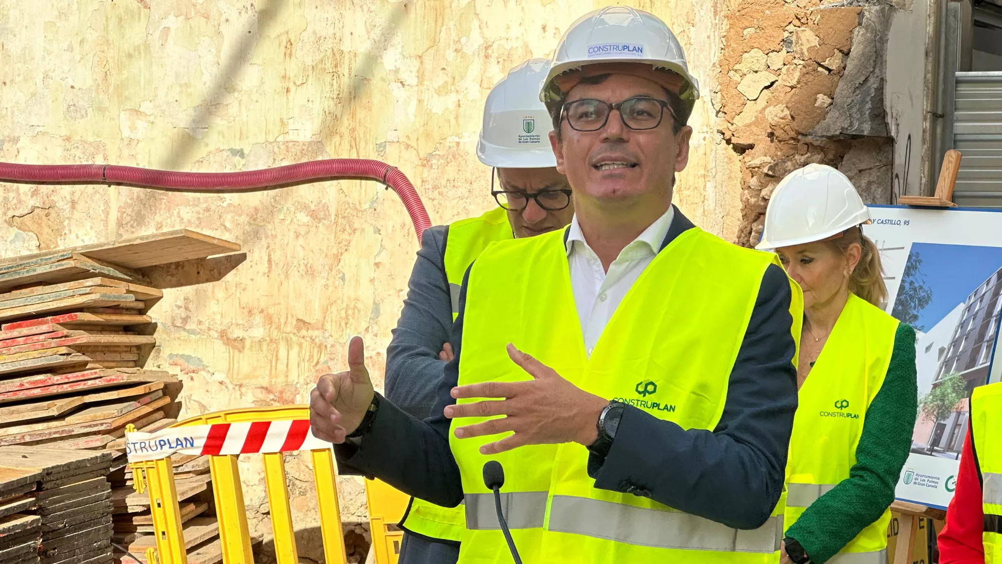 Pablo Rodríguez, consejero de Obras Públicas del Gobierno de Canarias presenta las viviendas / ATLÁNTICO HOY - MARCOS MORENO