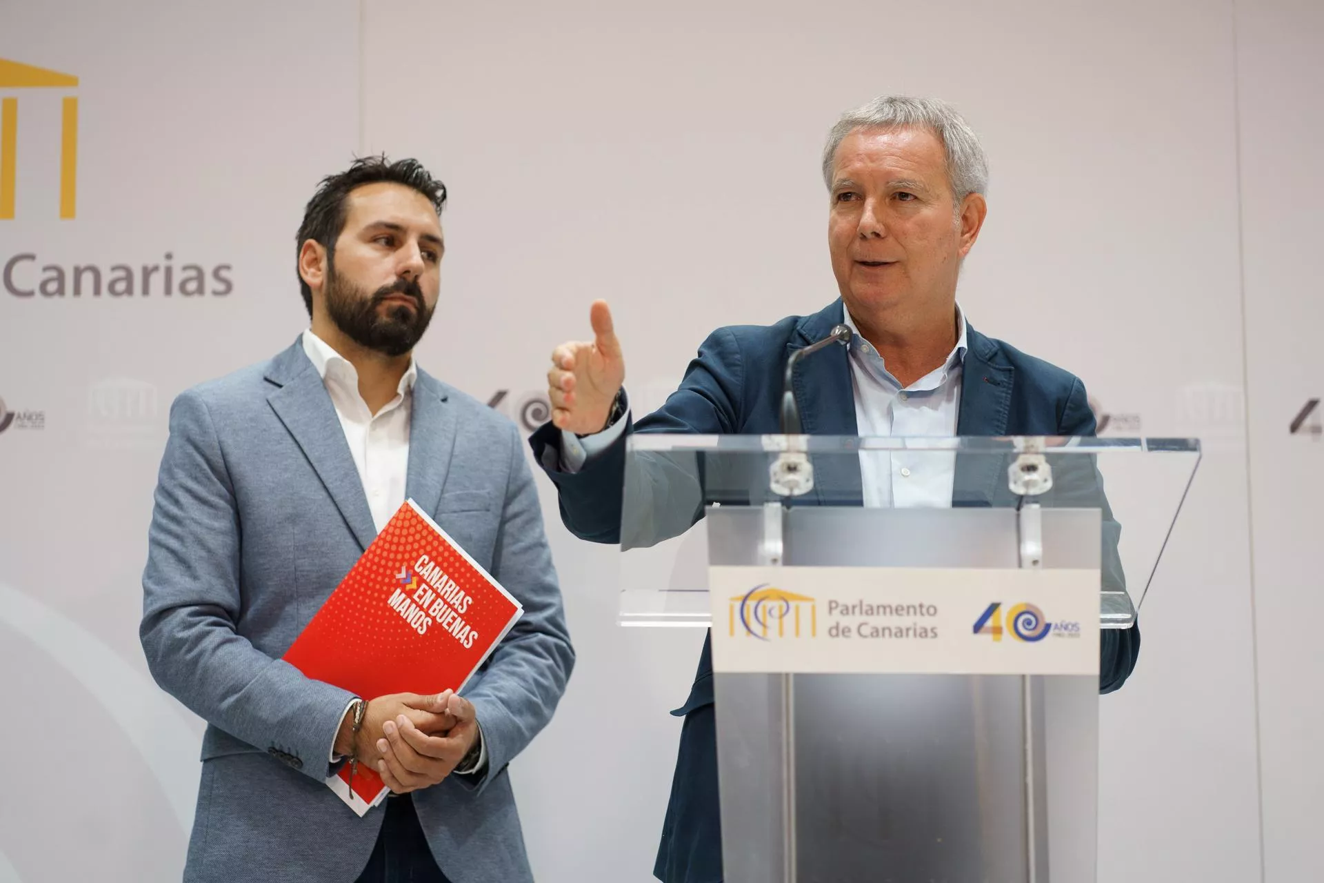 Los diputados del grupo socialista en el Parlamento de Canarias, Sebastián Franquis (d) y Manuel Hernández (i), presentan su enmienda a la totalidad al proyecto de ley de presupuestos de Canarias 2024./ EFE/RAMÓN DE LA ROCHA
