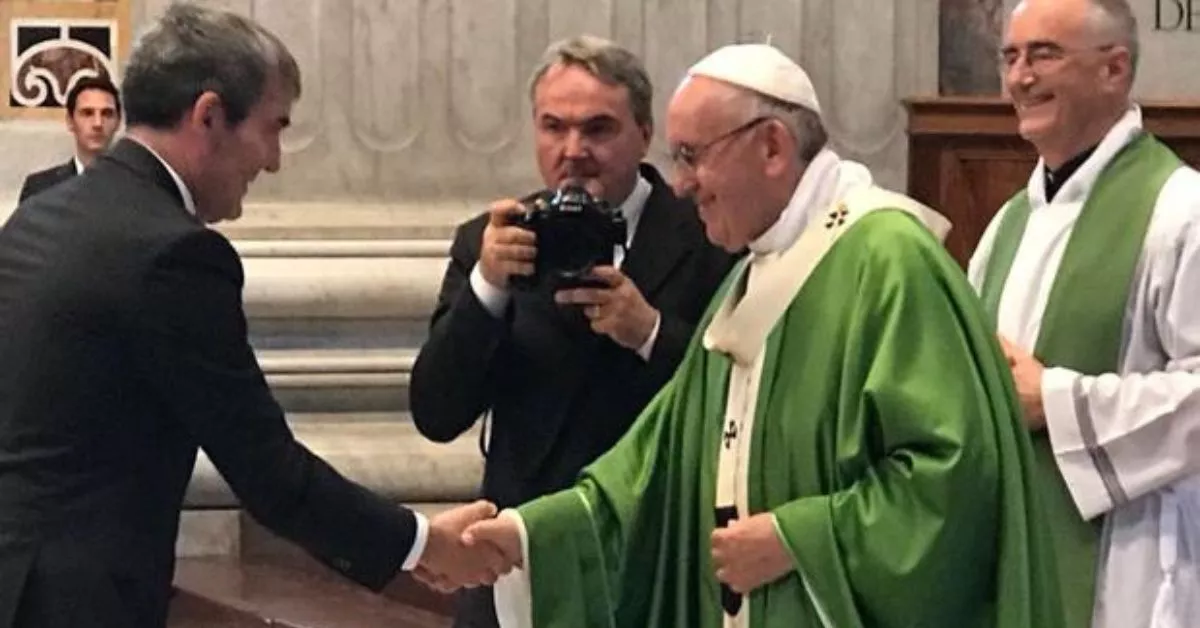 Fernando Clavijo saludo al Papa Francisco en una visita al Pontífice en su anterior etapa como presidente de Canarias / ARCHIVO