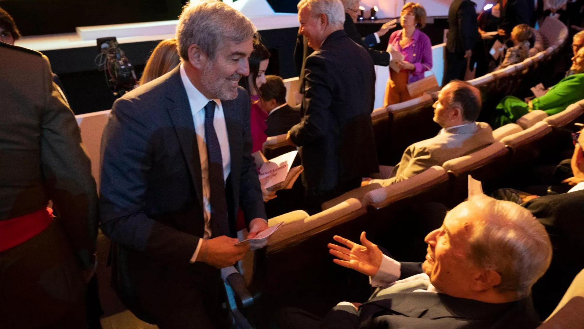 Fernando Clavijo saludando a Jerónimo Saavedra / PRESIDENCIA