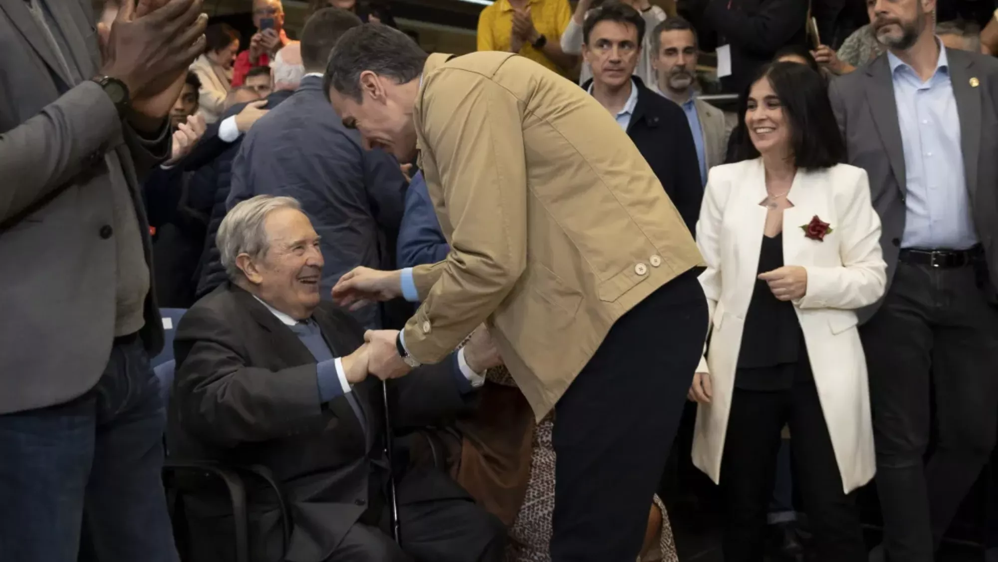 Pedro Sánchez saludando al fallecido Jerónimo Saavedra / EFE