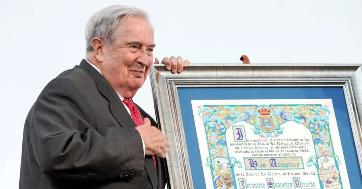 Jerónimo Saavedra recibiendo el título de Hijo Adoptivo en La Palma. / CABILDO DE LA PALMA 