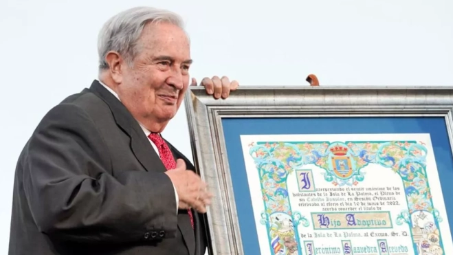 Jerónimo Saavedra recibiendo el título de Hijo Adoptivo en La Palma. / CABILDO DE LA PALMA 