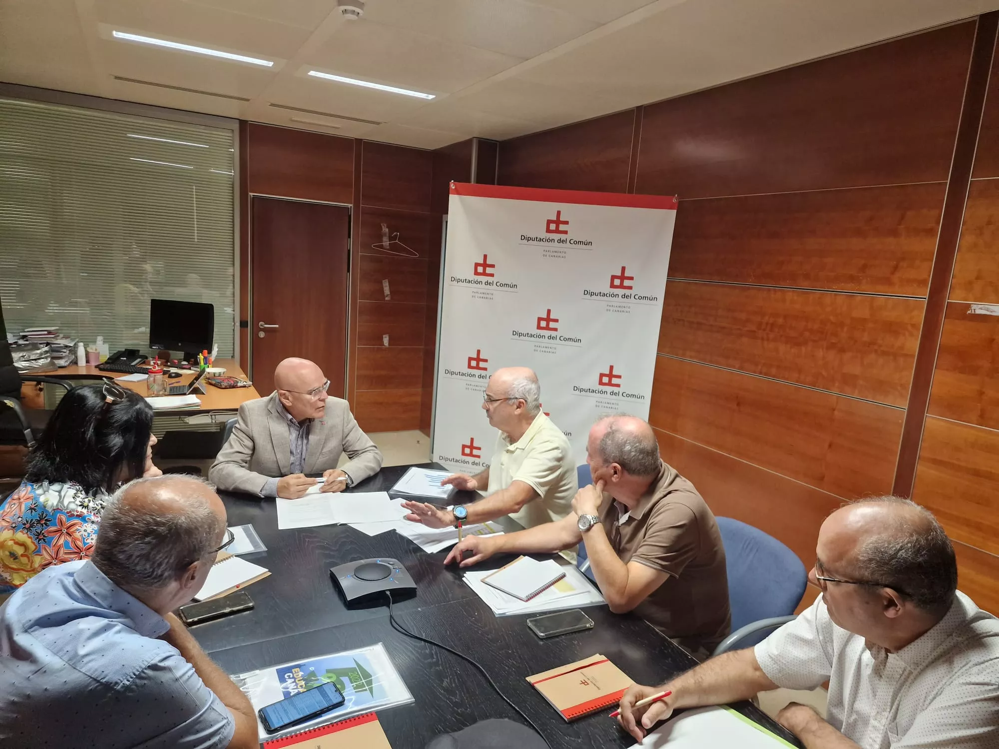 Reunión del Diputado del Común, Rafael Yanes, con la 'Por el 5% para Educación en Canarias'. / CEDIDA