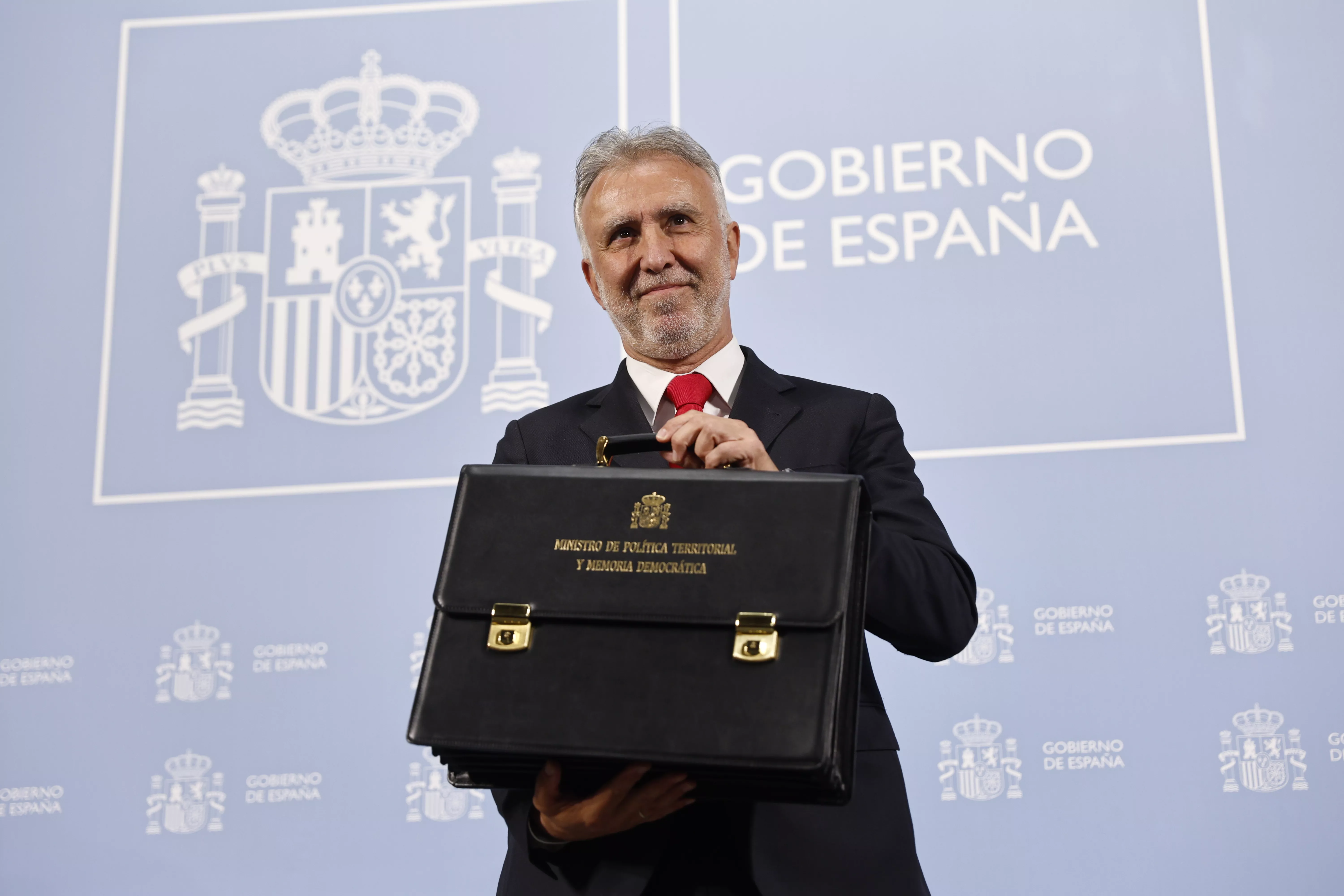 Ángel Víctor Torres posa con la cartera del Ministerio de Política Territorial y Memoria Democrática. / RODRIGO JIMÉNEZ-EFE