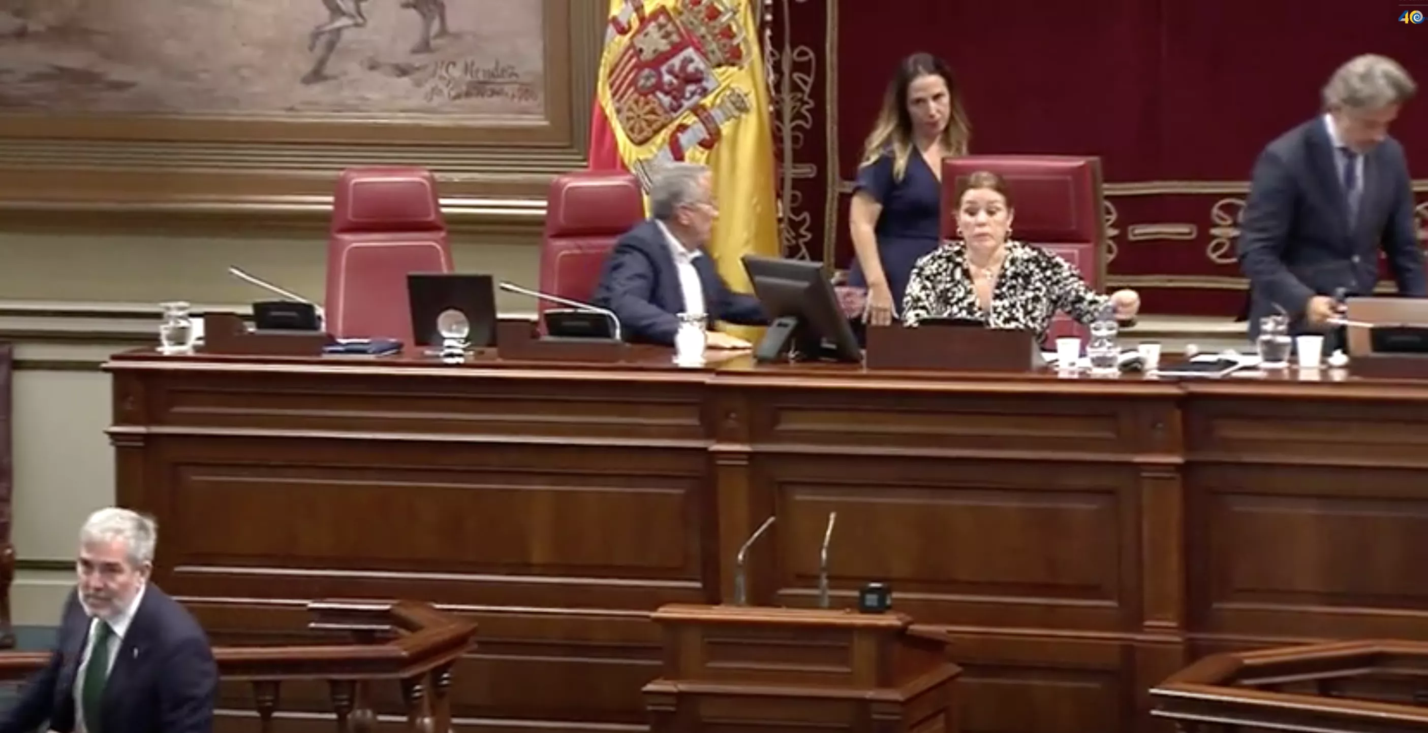 Instante en el que la Mesa del Parlamento da a conocer la noticia de la muerte de Jerónimo Saavedra./ 