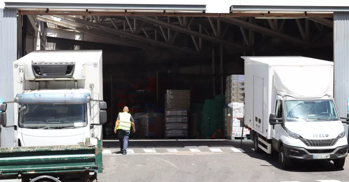 Camiones en una zona de carga y descarga en Santa Cruz de Tenerife. / ATLÁNTICO HOY