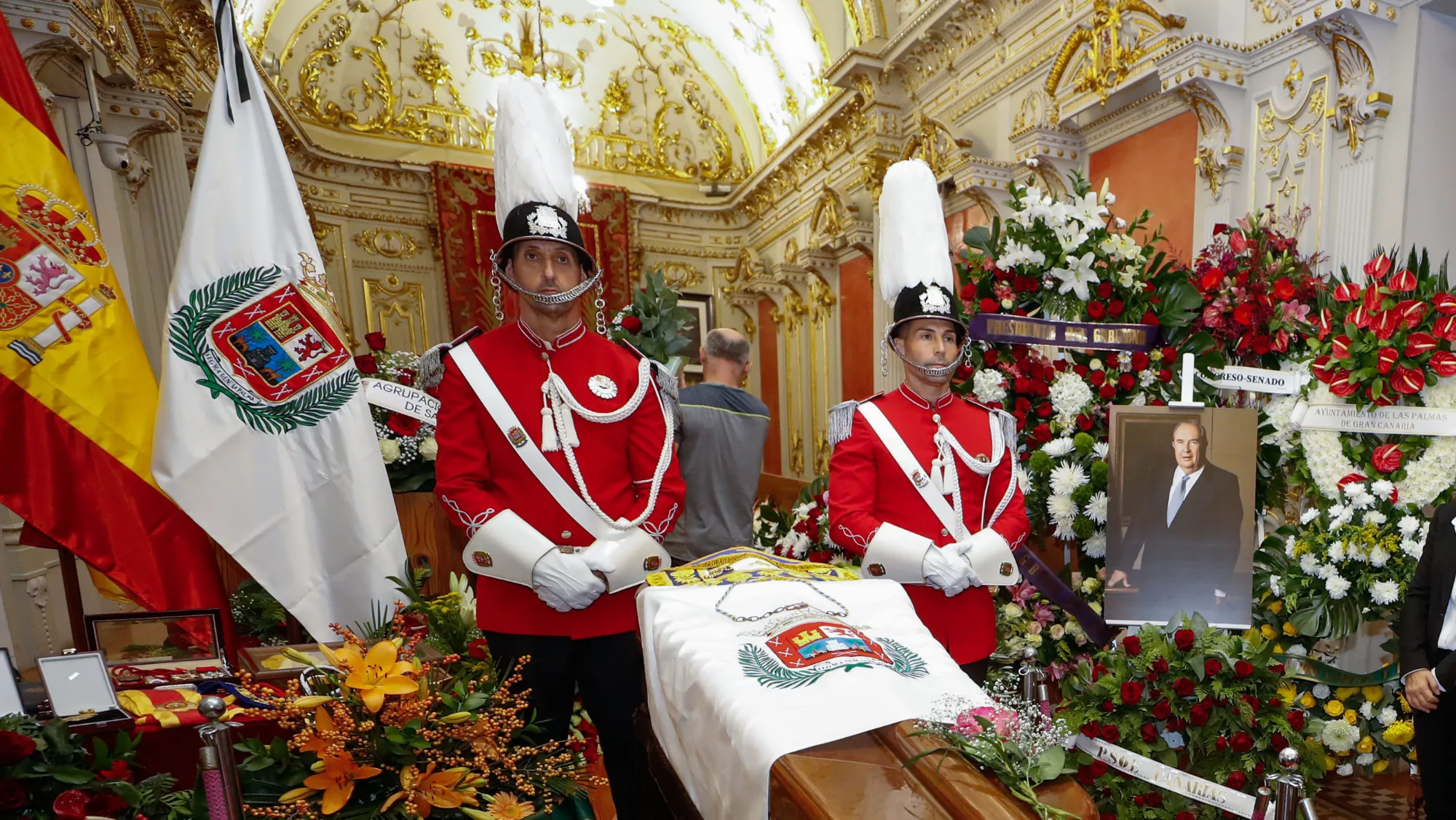 Imagen de la capilla ardiente de Jerónimo Saavedra en las Casas Consistoriales de Las Palmas de Gran Canaria / ELVIRA URQUIJO - EFE