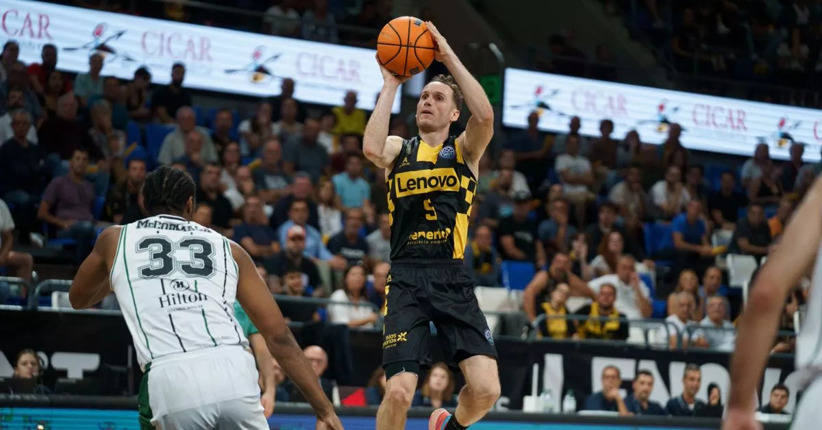 Con 14 de sus 21 puntos en el último cuarto, además de 11 asistencias, Marcelinho volvió a demostrar ante Darüssafaka que es el faro del CB Canarias./ EFE.