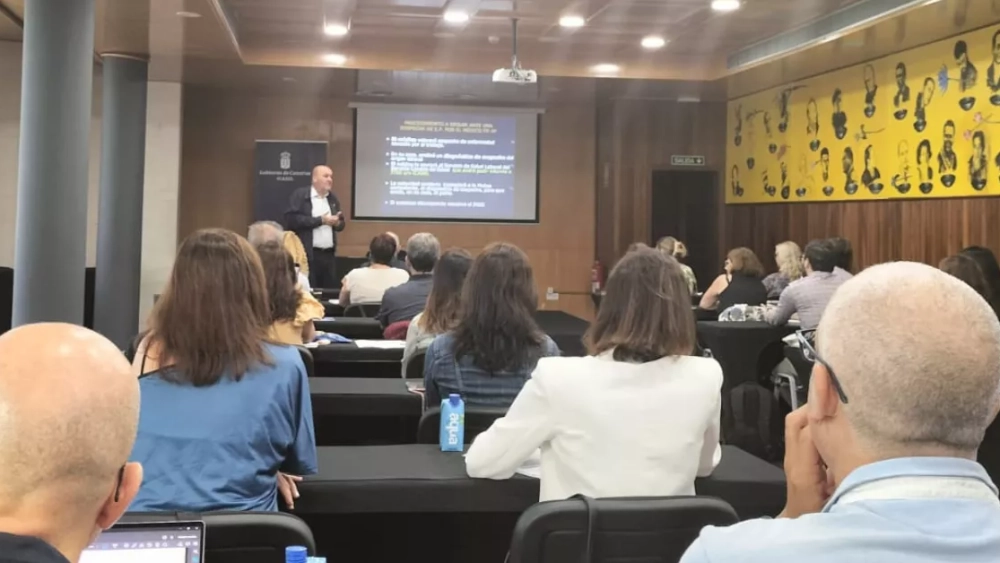 Elirerto Galván, director de ICASEL, en una ponencia sobre enfermedades laborales en el Hotel Escuela./ AH Elirerto Galván, director de ICASEL, en una ponencia sobre enfermedades laborales en el Hotel Escuela./ AH