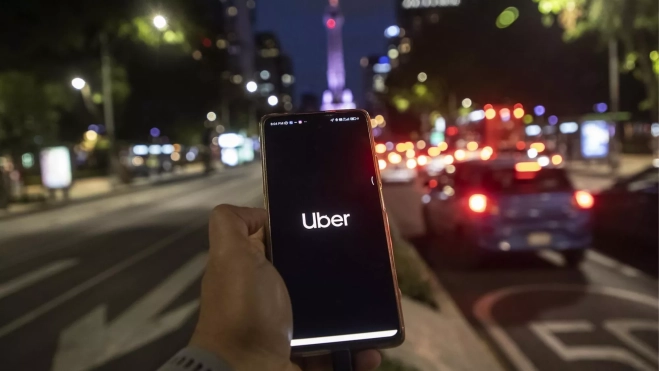 Un móvil pide un Uber / EFE