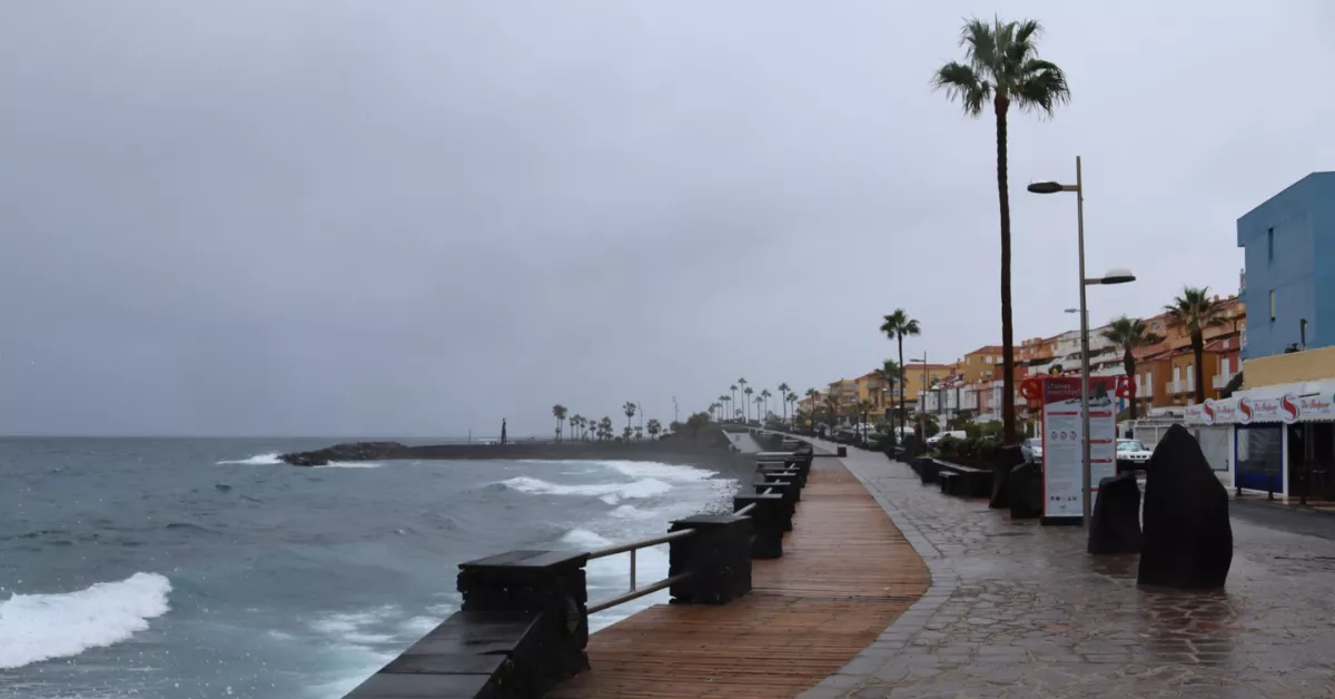 La avenida marítima de Candelaria durante un temporal de viento y lluvia. / ATLÁNTICO HOY La avenida marítima de Candelaria durante un temporal de viento y lluvia. / ATLÁNTICO HOY