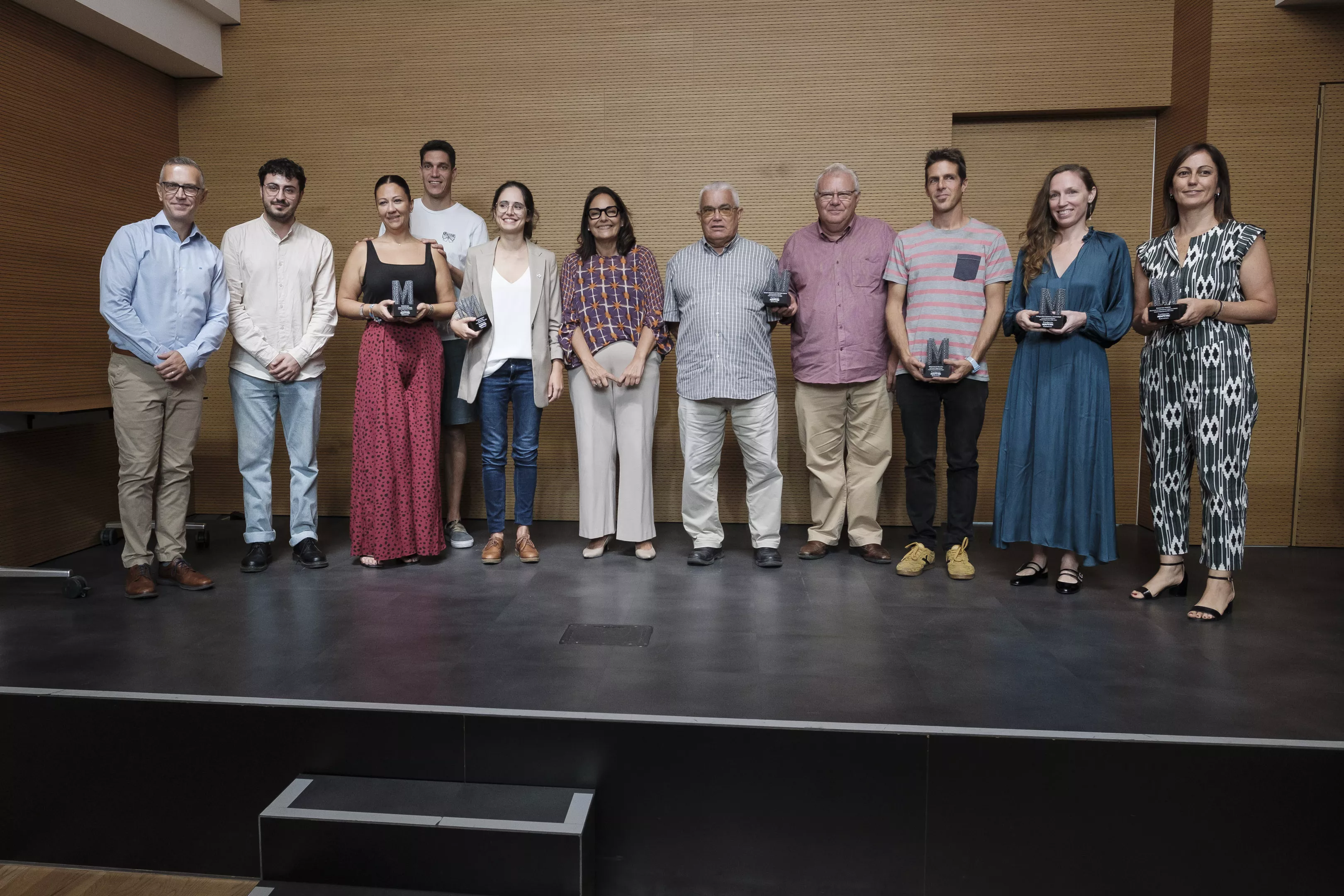 La vicepresidenta de la Fundación Mapfre Canarias, Isabel Suárez (c), ha hecho entrega este miércoles de los premios %22Futuro%22 a seis proyectos socioculturales